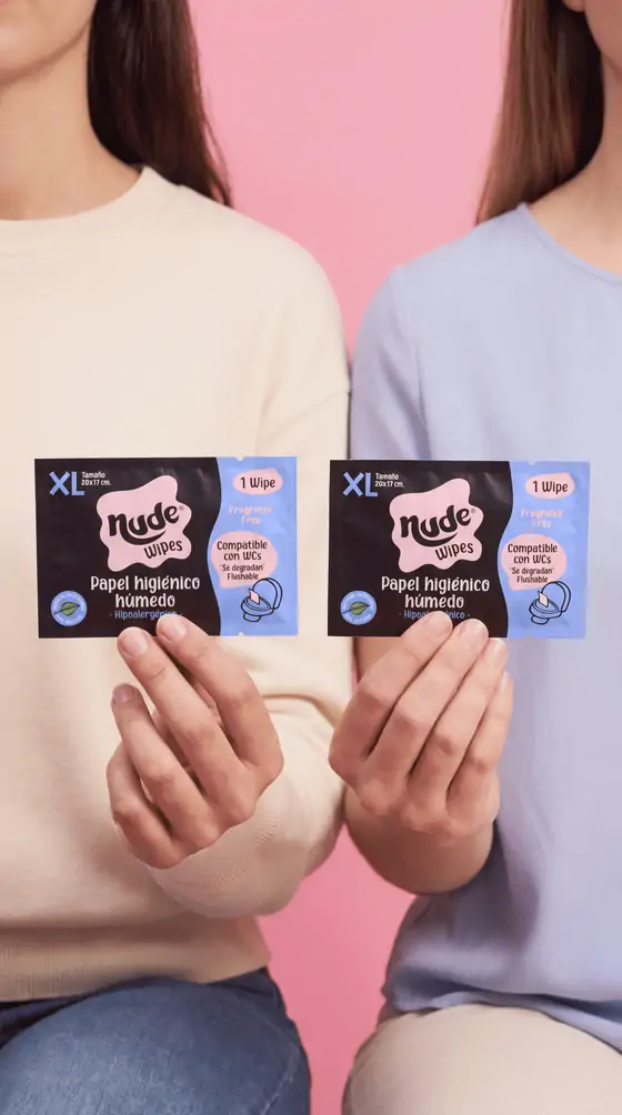 Dos personas sostienen cada una una caja XL de NUDE.