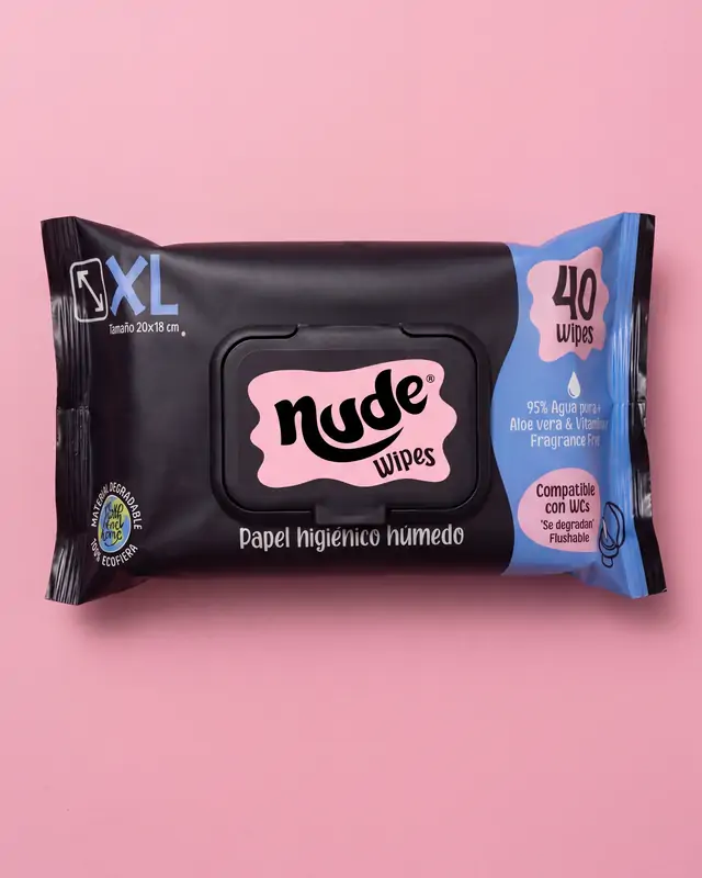 Pack de NUDE de 40 unidades, con tapa, visto de frente sobre fondo rosado.