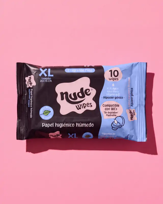 Pack de NUDE de 10 unidades, visto de frente sobre fondo rosado.